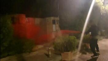 Μέλη του Ρουβίκωνα πέταξαν κόκκινη μπογιά στην πρεσβεία του Μαρόκου