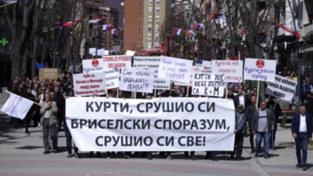 Βόρειο Κόσοβο: Κλιμακώνεται η ένταση μεταξύ Σέρβων και Αλβανών - Συγκεντρώσεις στη Μιτρόβιτσα 