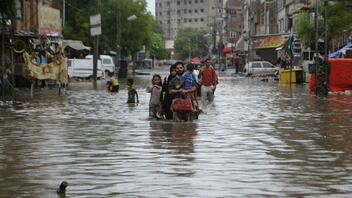Τουλάχιστον 77 νεκροί από τις πλημμύρες που προκάλεσαν στο Πακιστάν