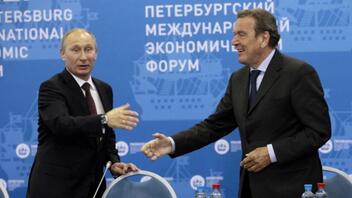 Αμετανόητος ο Σρέντερ: Κάνει διακοπές στη Μόσχα με τον φίλο του τον Πούτιν