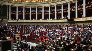 Η γαλλική Εθνοσυνέλευση απέρριψε πρόταση μομφής κατά της κυβέρνησης