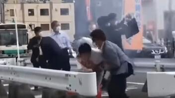 Βίντεο – ντοκουμέντο δείχνει τη στιγμή που ο Σίνζο Άμπε πέφτει χτυπημένος από πυρά