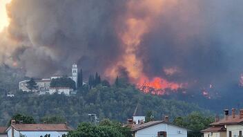 Σλοβενία: Μάχη με τις φλόγες εν μέσω καύσωνα δίνουν οι πυροσβέστες στο Καρστ