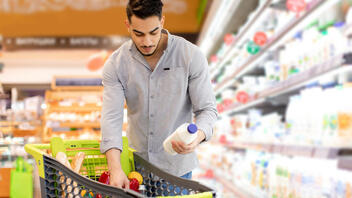 Σούπερ μάρκετ: Τι αγοράζουν και τι «κόβουν» οι καταναλωτές