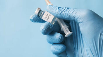 ΕΚΠΑ: Γιατί ο FDA ενέκρινε το πρωτεϊνικό εμβόλιο Novavax κατά της CoViD