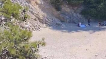Οδηγός μοτοσικλέτας έπεσε σε γκρεμό και έζησε – Δείτε βίντεο και φωτογραφίες