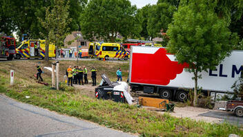 Έξι οι νεκροί από το δυστύχημα με φορτηγό στο Ρότερνταμ