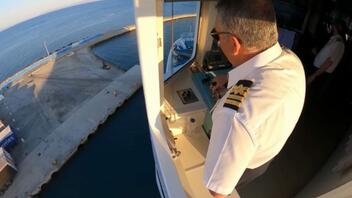 Εντυπωσιακό βίντεο: Πώς καπετάνιος δένει πλοίο