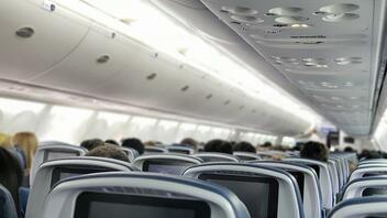 Ταξιδιώτης σε έξαλλη κατάσταση τα "σπασε" στο αεροπλάνο