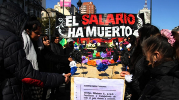  Αργεντινή: Κήδεψαν τον… κατώτατο μισθό που εξανεμίζεται λόγω του πληθωρισμού