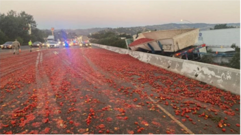 Αυτοκινητόδρομος στη Καλιφόρνια γέμισε... ντομάτες