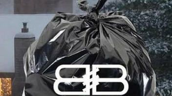 Η νέα τσάντα του οίκου Balenciaga μοιάζει με σακούλα σκουπιδιών και είναι πανάκριβη