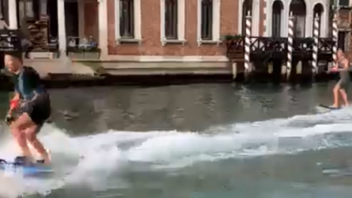 Σάλος στη Βενετία: Τουρίστες έκαναν σερφ στο Μεγάλο Κανάλι