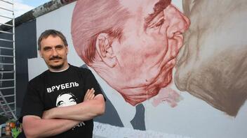 Πέθανε ο δημιουργός του γκράφιτι με το φιλί του Μπρέζνιεφ με τον Χόνεκερ