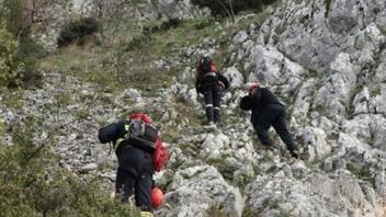 Σε εξαιρετικά δύσβατο σημείο εγκλωβισμένος ο Αυστριακός - Συνεχίζεται η επιχείρηση διάσωσης
