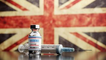 Η Βρετανία, η πρώτη χώρα που εγκρίνει το επικαιροποιημένο εμβόλιο για την Όμικρον