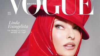 Λίντα Εβαντζελίστα: Ποζάρει στη Vogue με λάστιχα και ταινίες στο πρόσωπο