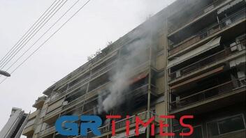 Φωτιά σε διαμέρισμα στη Θεσσαλονίκη - Στο νοσοκομείο ηλικιωμένη