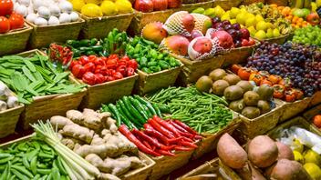 Φρούτα, λαχανικά και γαλακτοκομικά οι «πρωταθλητές» των ανατιμήσεων στα τρόφιμα