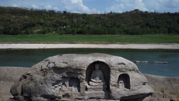 Κίνα: Ένα νησάκι και τρία βουδιστικά αγάλματα εμφανίστηκαν στον ποταμό Γιανγκτσέ