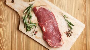 Γαλλία: Βουλευτής υποστηρίζει ότι το μπάρμπεκιου με κόκκινο κρέας είναι... δείγμα φαλλοκρατίας