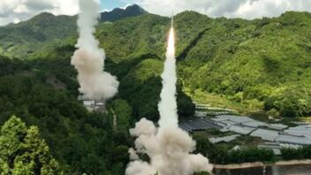 «Κινεζικοί πύραυλοι πέρασαν για πρώτη φορά πάνω από την Ταϊβάν»