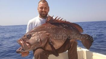 Ψαράδες "τσίμπησαν" ψάρι 42 κιλών στα Χανιά!