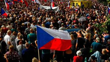 Δεκάδες χιλιάδες διαδηλωτές διαμαρτυρήθηκαν στην Πράγα κατά της κυβέρνησης, της ΕΕ και του ΝΑΤΟ
