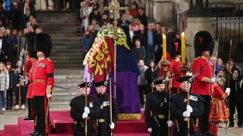 Βρετανία: Ολοκληρώθηκε το λαϊκό προσκύνημα στο φέρετρο της βασίλισσας Ελισάβετ