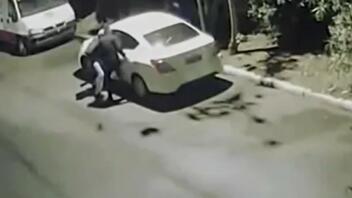 Τους έκλεψαν το αυτοκίνητο ενώ έκαναν σεξ και τους άφησαν γυμνούς στο δρόμο