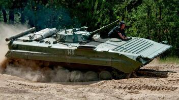 Η Ελλάδα στέλνει 40 τεθωρακισμένα BMP-1 στην Ουκρανία