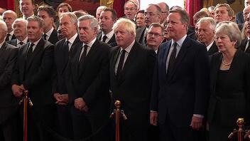 Έξι πρώην πρωθυπουργοί της Βρετανίας παρακολούθησαν την ενθρόνισή του βασιλιά Καρόλου