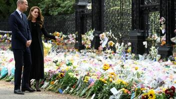 Βασίλισσα Ελισάβετ: Με αεροπλάνα στέλνουν οι ανθοπώλες λουλούδια για την κηδεία της