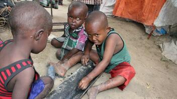 Εξαντλημένα από την πείνα τα παιδιά στη Σομαλία