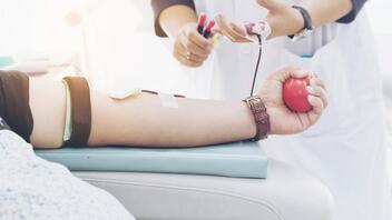 70 ευρώ για μία φιάλη αίμα – Οι σοβαρές ελλείψεις οδηγούν στην «εξαγορά» αιμοδοτών
