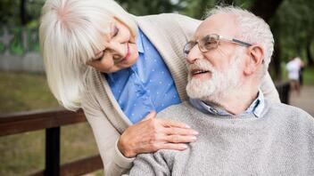  Οι ηλικιωμένοι με συχνές κοινωνικές επαφές ζουν περισσότερο