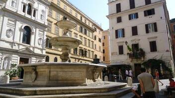 Πρόστιμο 450 ευρώ σε τουρίστα στη Ρώμη επειδή έτρωγε στα σκαλιά συντριβανιού