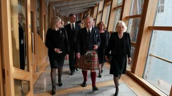 Με κιλτ στο κοινοβούλιο της Σκωτίας ο βασιλιάς Κάρολος