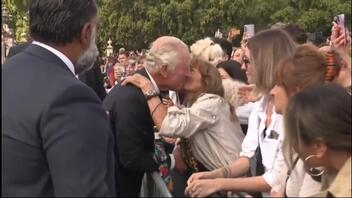 Κύπρια η γυναίκα που φίλησε τον Κάρολο: "Αγαπώ όλη τη βασιλική οικογένεια"