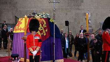 Βασίλισσα Ελισάβετ: Βασιλείς και αρχηγοί κρατών συρρέουν στο Λονδίνο