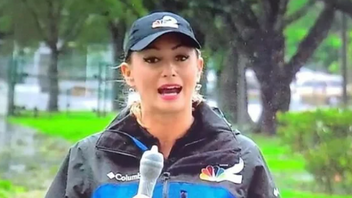 Δημοσιογράφος έβαλε προφυλακτικό στο μικρόφωνο για live από τον τυφώνα Ίαν