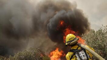 Τεράστια πυρκαγιά μαίνεται στα περίχωρα του Λος Άντζελες