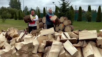 Ο Λουκασένκο ειρωνεύεται την Ευρώπη: Κόβει ξύλα για τον δύσκολο χειμώνα που έρχεται!