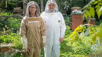 Ο μελισσοκόμος του Παλατιού ενημέρωσε τις μέλισσες ότι πέθανε η βασίλισσα Ελισάβετ