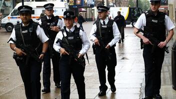 Η αστυνομία του Λονδίνου ζητάει από τους αστυνομικούς να σέβονται το δικαίωμα των πολιτών να διαδηλώνουν κατά της μοναρχίας