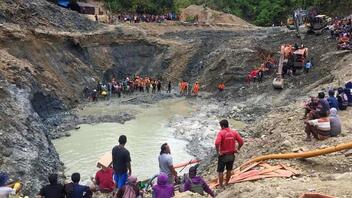 Ινδονησία: Τουλάχιστον επτά νεκροί σε χρυσωρυχείο που θάφτηκε από κατολίσθηση
