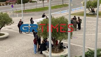 Θεσσαλονίκη: Φοιτητές διαμαρτυρήθηκαν στο δημοτικό συμβούλιο