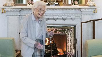 Κρίσιμες ώρες για τη βασίλισσα Ελισάβετ: Στο πλευρό της η βασιλική οικογένεια