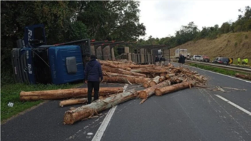 Βραζιλία: Κορμοί δέντρων έπεσαν από νταλίκα συνέθλιψαν αυτοκίνητο – Τέσσερις νεκροί