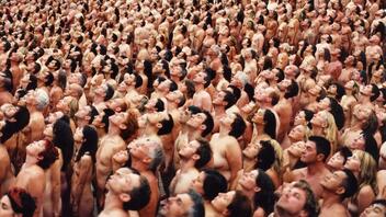 Ο καλλιτέχνης Σπένσερ Τιούνικ αναζητά χιλιάδες εθελοντές - Για μια μαζική γυμνή φωτογράφιση